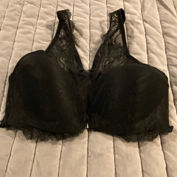 Spanx Undie-tectable wireless lace bralette with front closure in very black - Picture 6 of 7